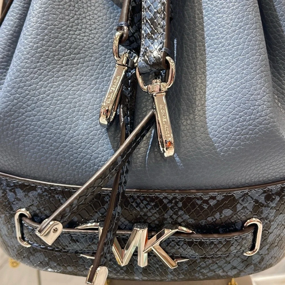 MICHAEL KORS
Reed Md Pebbled Leather Belted Bucket Messenger Satchel Crossbody - Picture 16 of 16